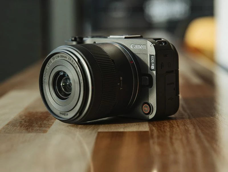 Canon EOS R50V avec objectif RF 14-30mm f/4-6.3 PZ
